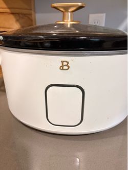 Slow cooker with multiple settings