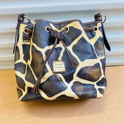 Dooney & Bourke Serengetti Giraffe Print Leather Bucket Handbag Purse D&B J. Handbag is in great condition, well maintained with full measureme