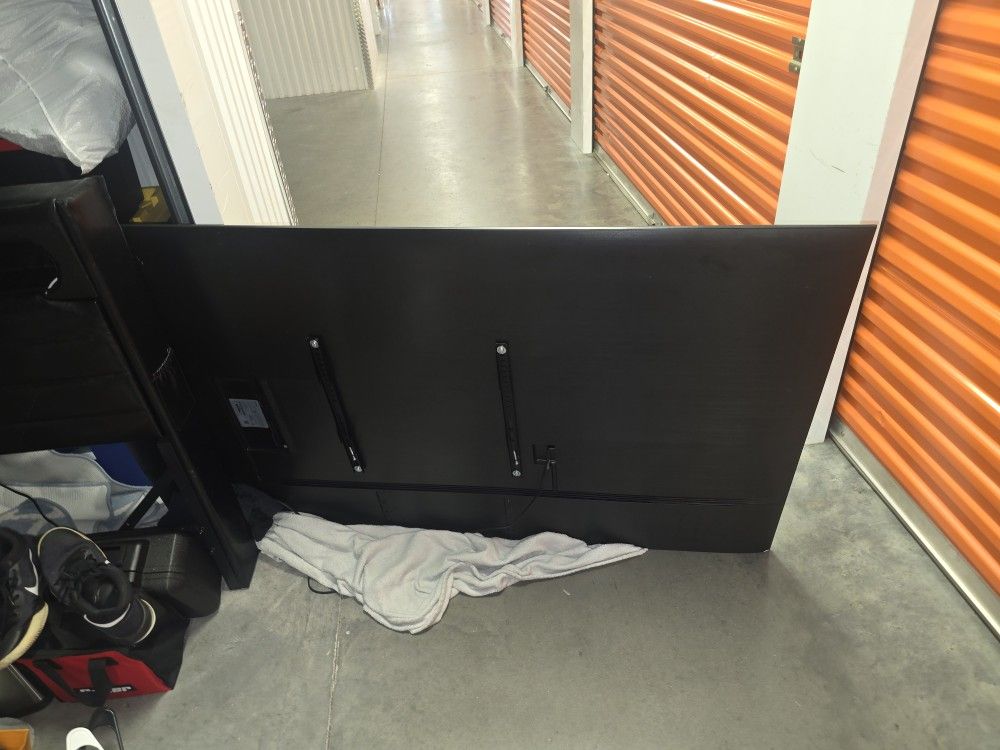 Like New 75 inch Samsung TV