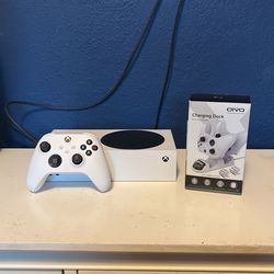 Xbox Series S + Rechargeable Controller Battery Pack