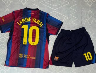 Barcelona Lamine Yamal jersey w/ shorts