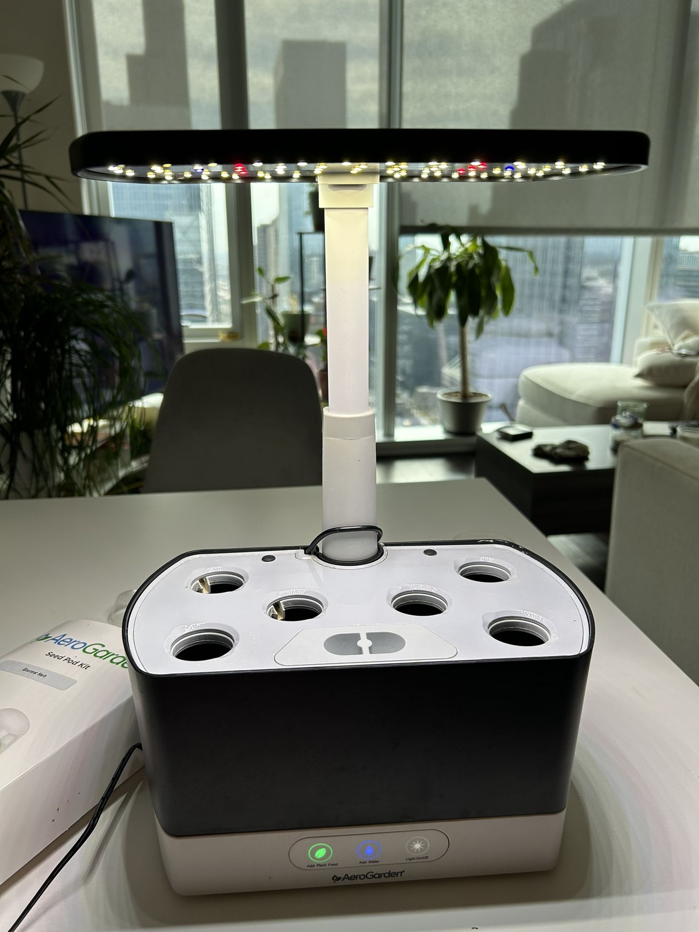 Aerogarden plant growing kit + Pots + Pot stand