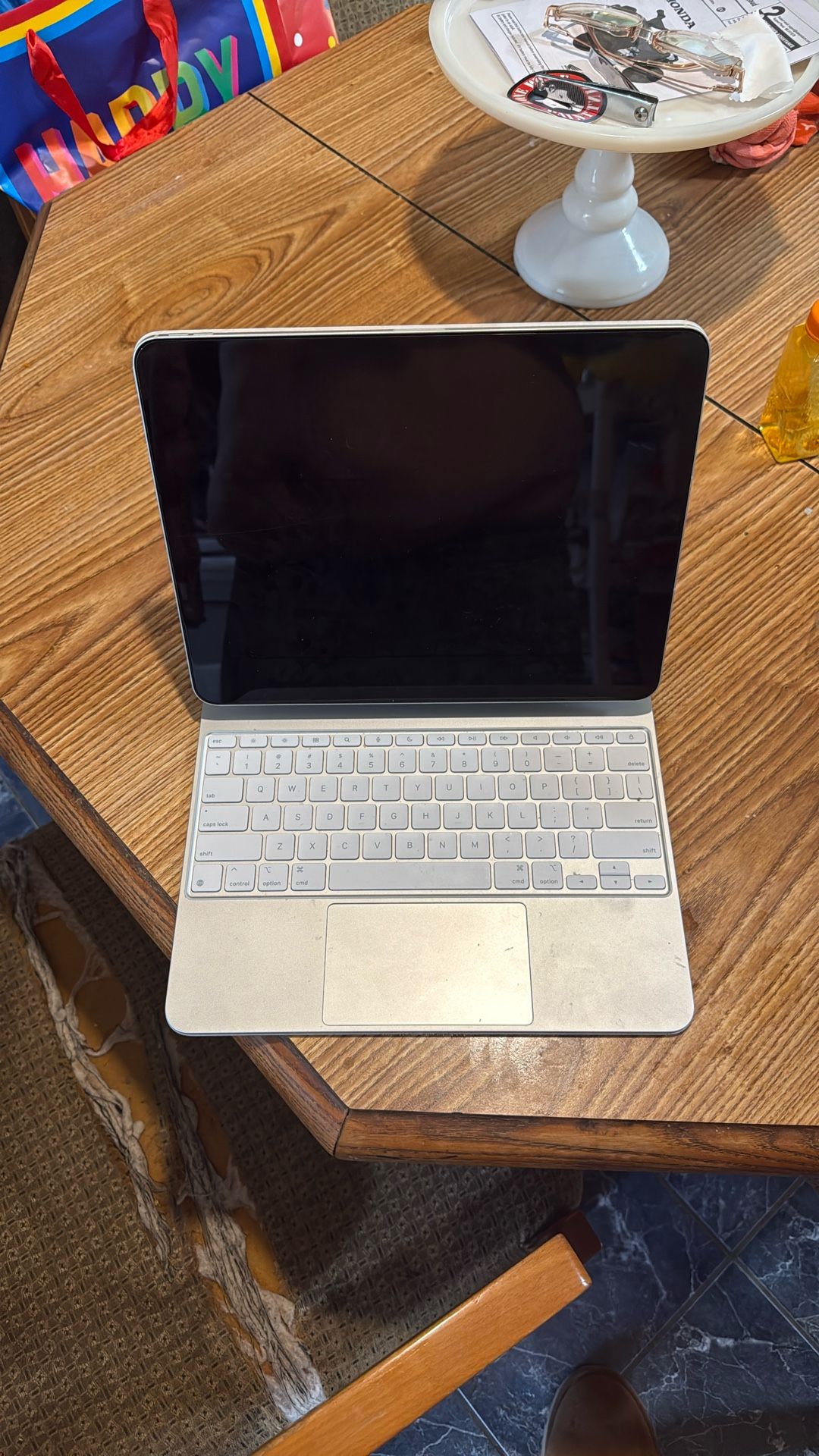 iPad Pro 13in (M4) W/ Magic Keyboard Case