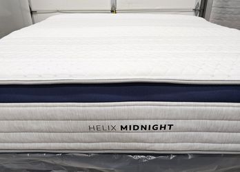 LIKE NEW! Helix Midnight Queen Mattress - Delivery Available