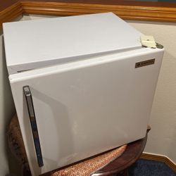 Sanyo Refrigerator (White)