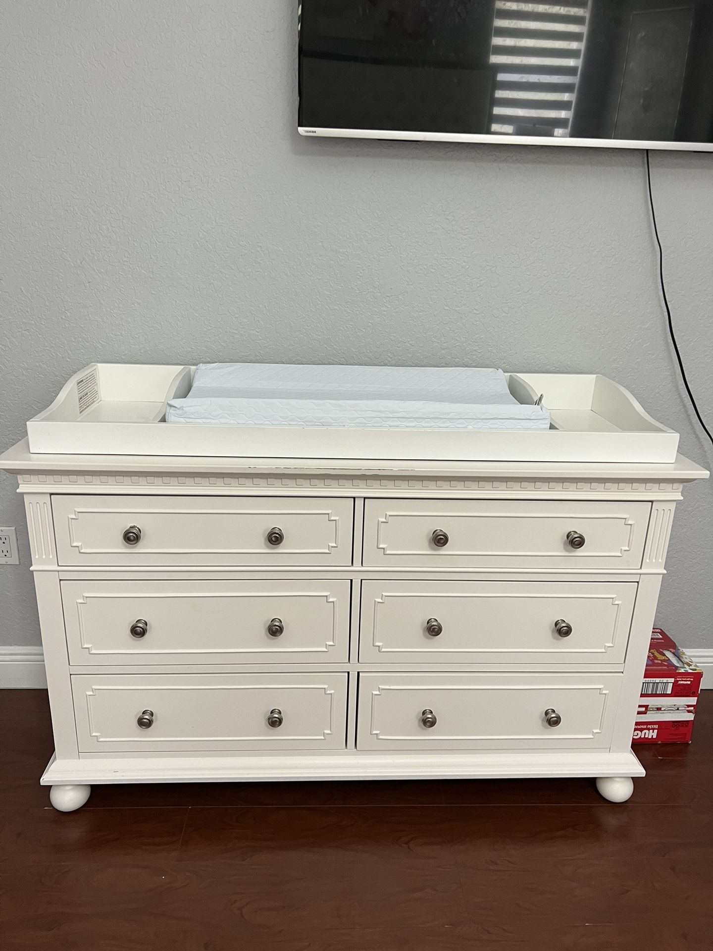 Baby Changing Table With Dresser/ Cambiador De Bebe Con Gavetas