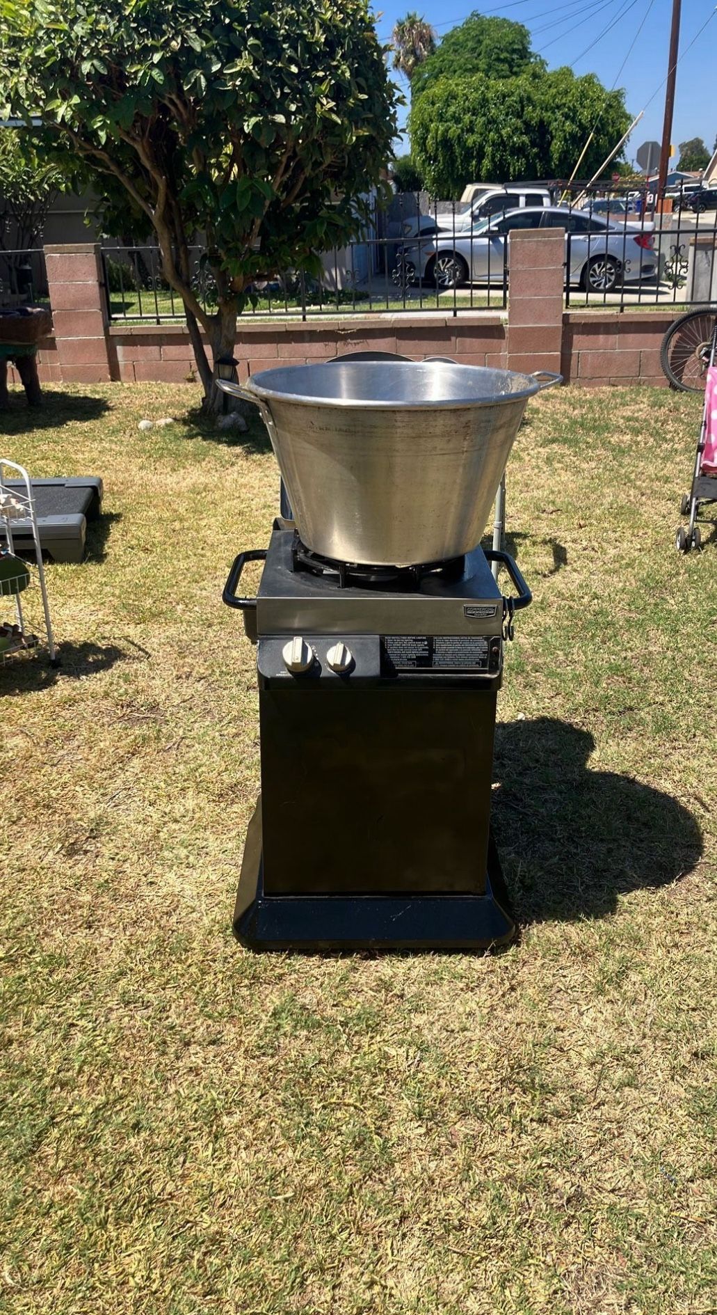 GAS RANGE WITH GAS TANK AND CAZO