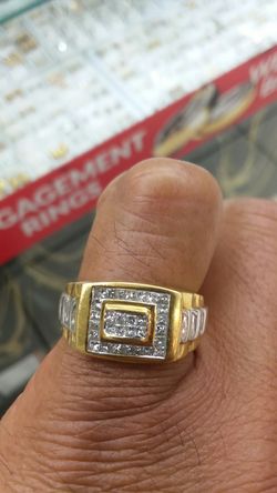 18K GOLD ring 8.6 grams. 75 ct Diamonds