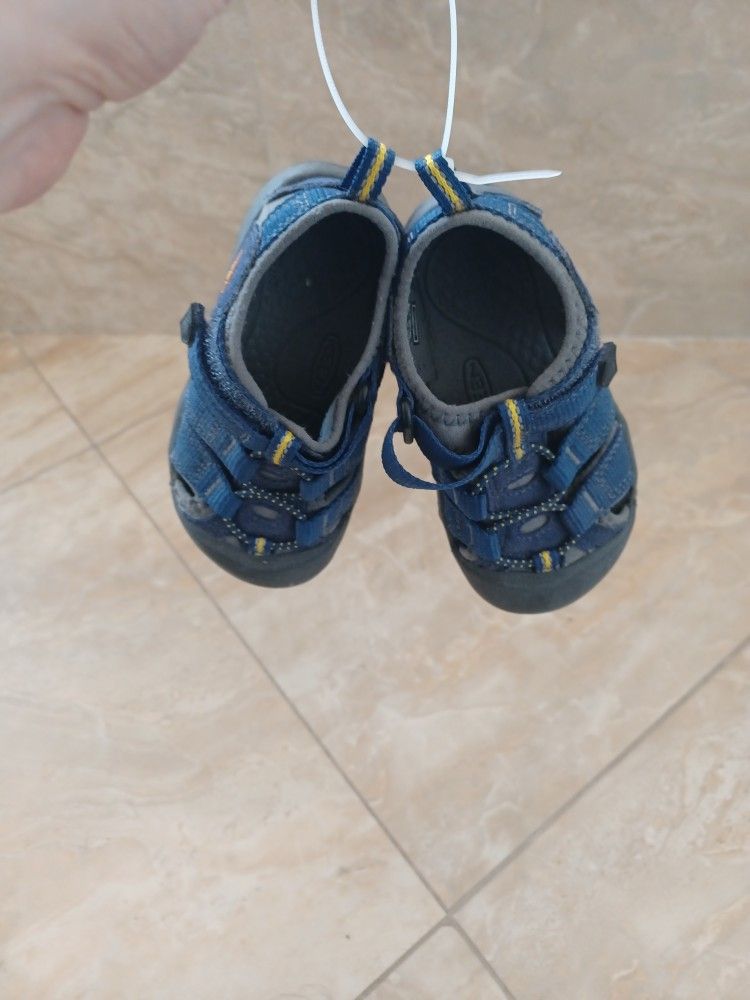 New Kids Keen Sandals Size 7 us