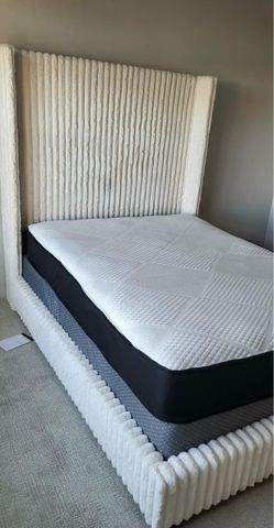 Queens size bed.