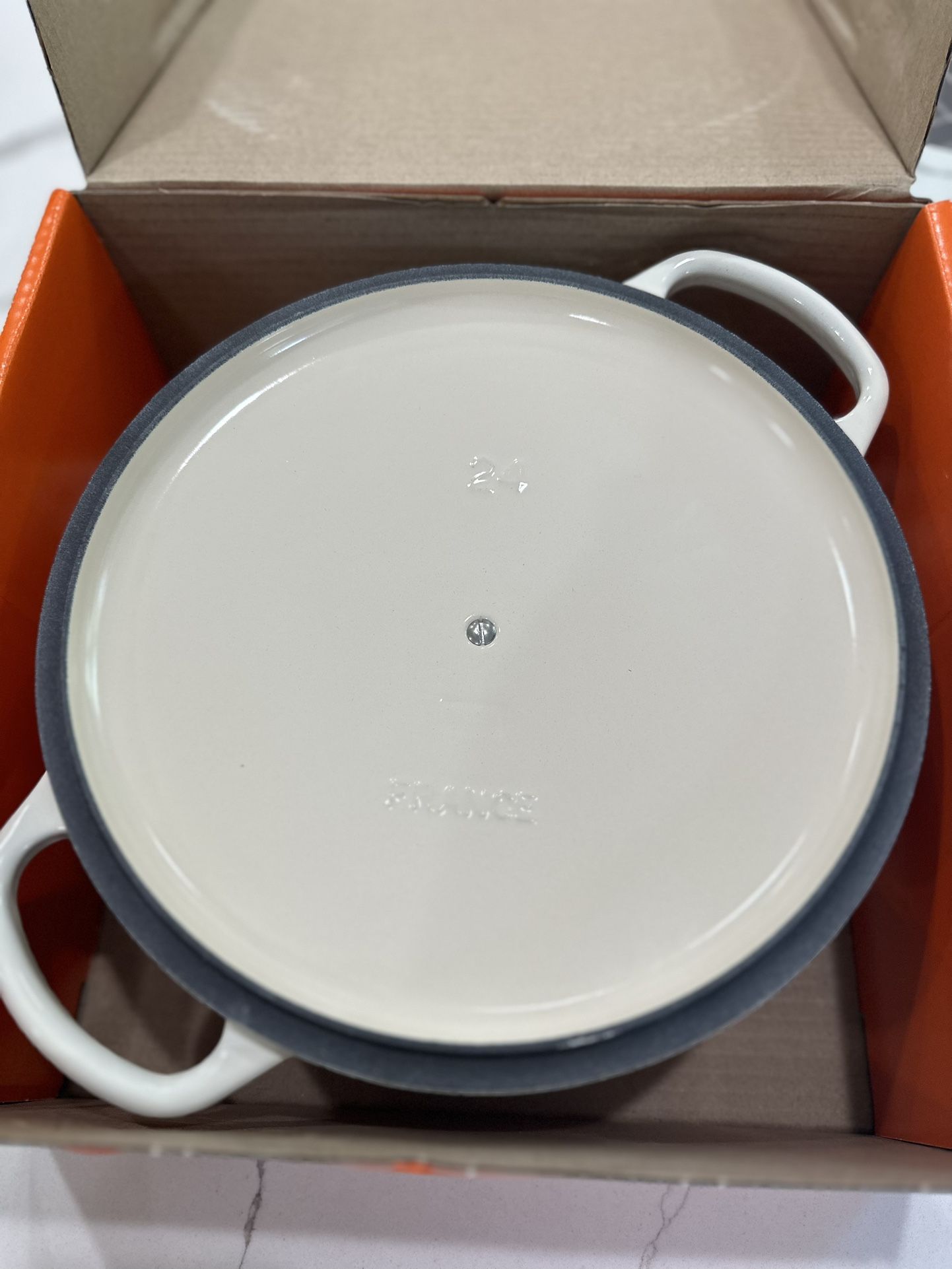 Le Creuset Olive 7.5 Soup Pot/chefs Oven for Sale in Murrieta, CA - OfferUp