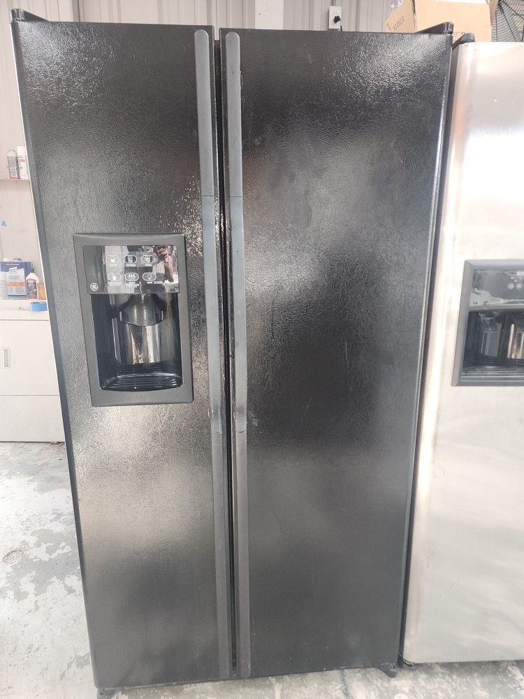 G. E REFRIGERATOR BLACK COLOR