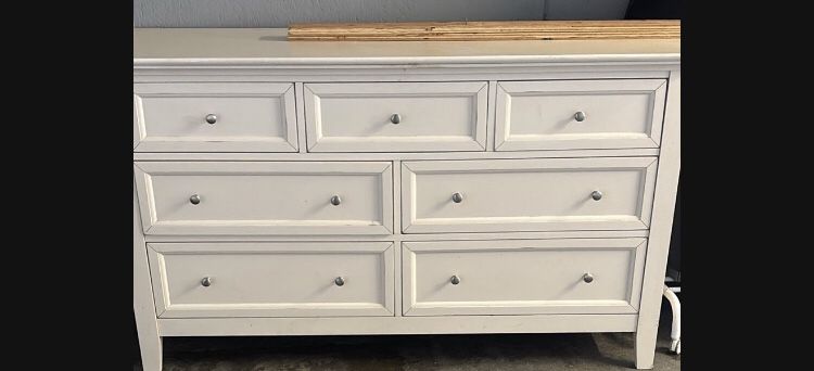 White Dresser Comes With Mirror