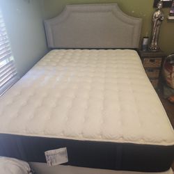 Like New Queen Sterns And Foster Luxury Mattress