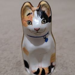 Special 1986 HUNKYDORY Miniature Cat Tin Design by Dana Kubick England 2.7" Tall.


