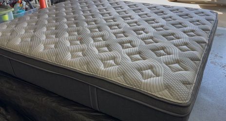 King Mattress - Nature’s Ghostbed Luxe Hybrid Top of the Line Open Box