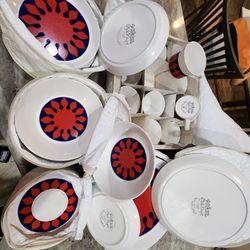 Mikasa Flame E7026 – 60-Piece Dinnerware Set (1 Plate Is Missing) w/ Original Quilted Storage Cases – Vintage NEW

