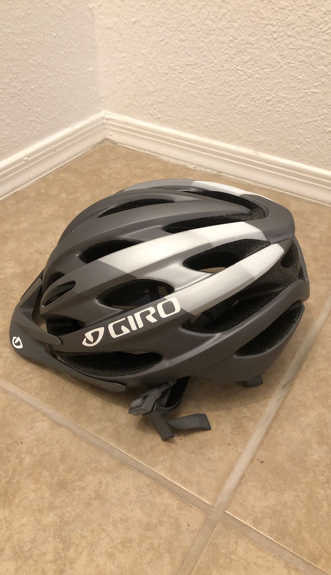 Men’s Giro Revel Bicycle Helmet Like New