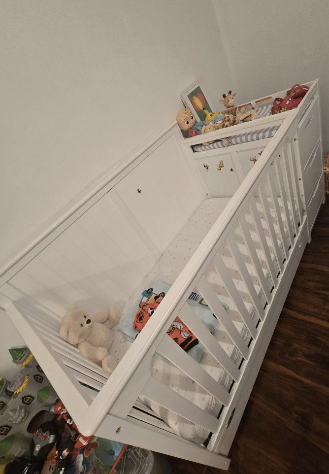 Graco Convertible 4 In 1 Crib With Changing Table And Drawers