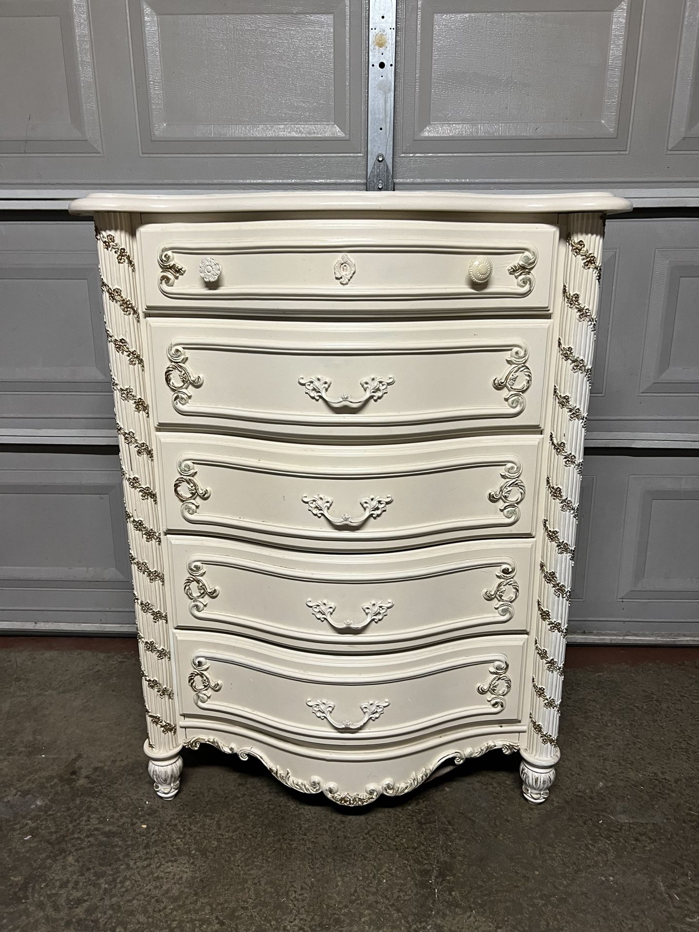  FURNITURE DRESSER