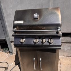 Jenn-air barbecue with a table and stuff