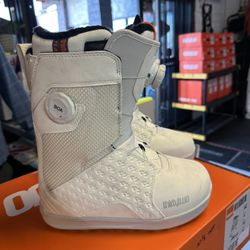 32 Lashed Women’s Double Boa Size 8 Demo snowboard boots Located At Sin City snowboards 