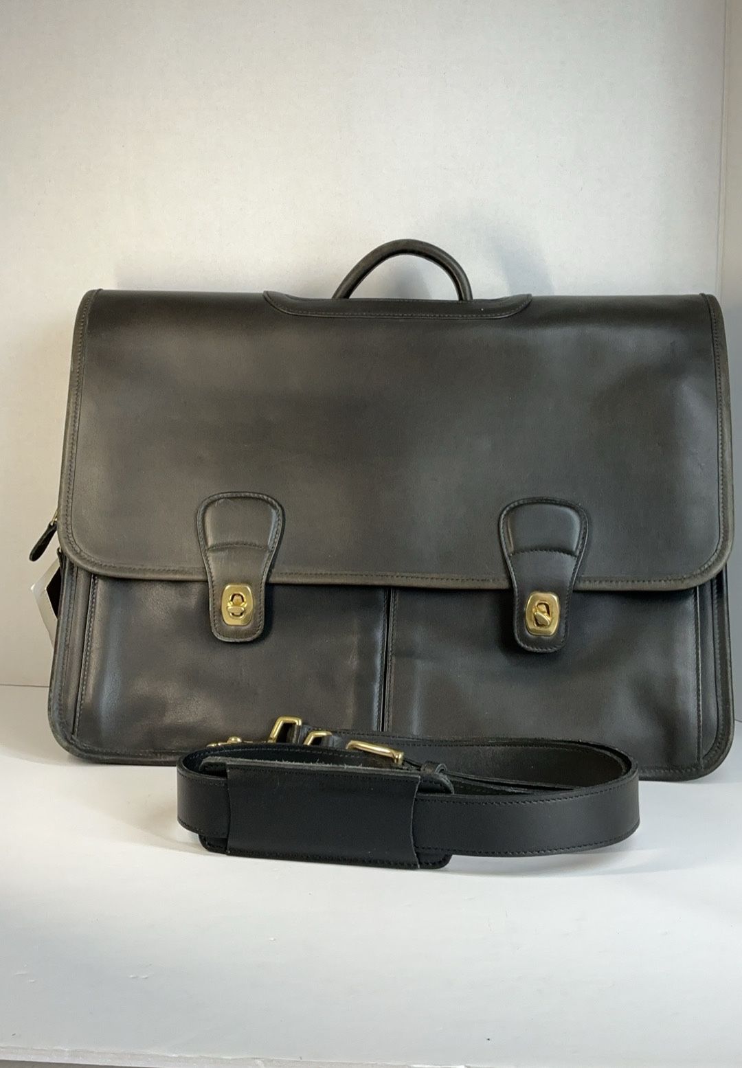 Coach Legacy 0532 briefcase is crafted from black leather