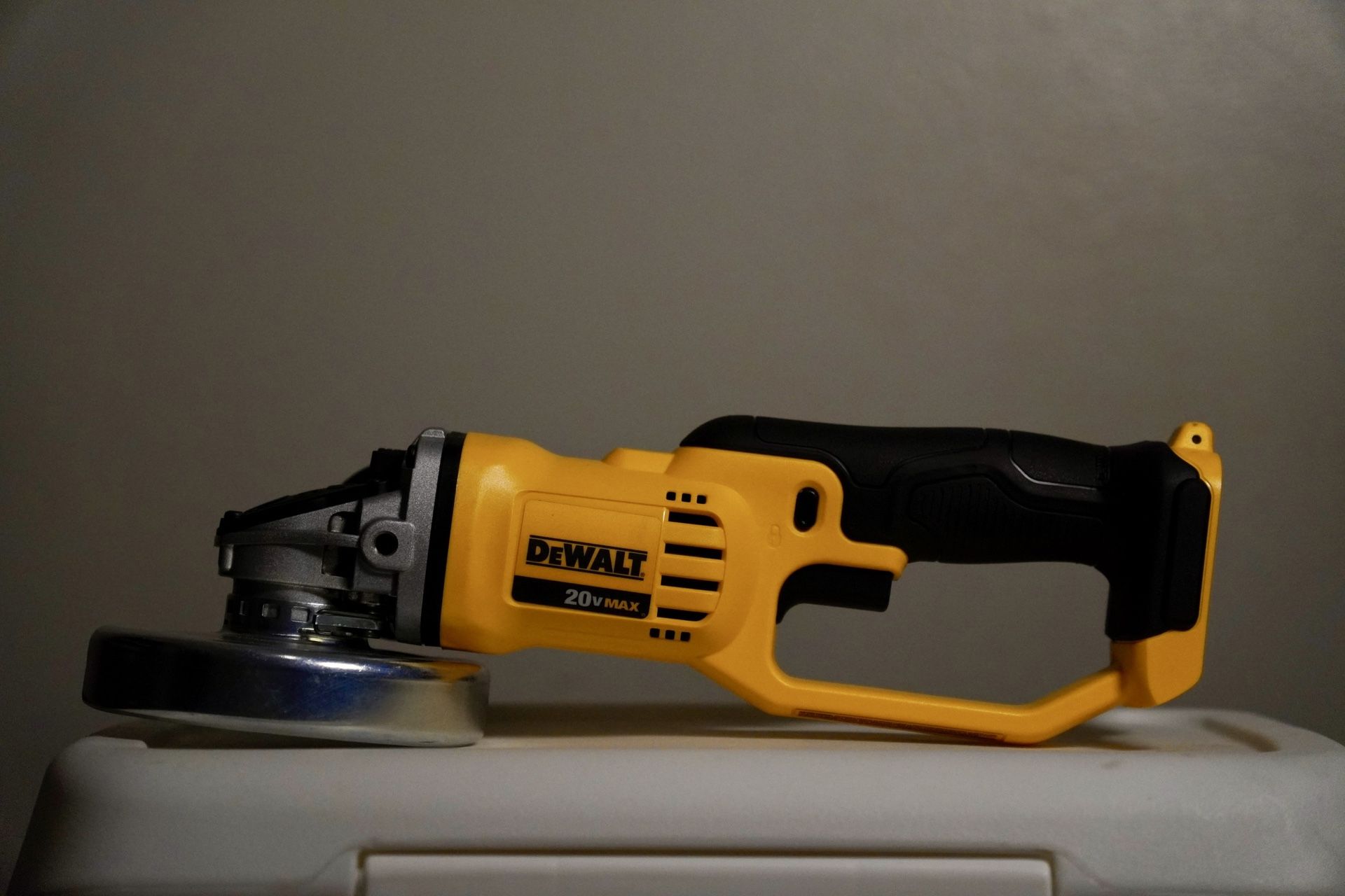 DeWalt 20V Angle Grinder – Pro Tool