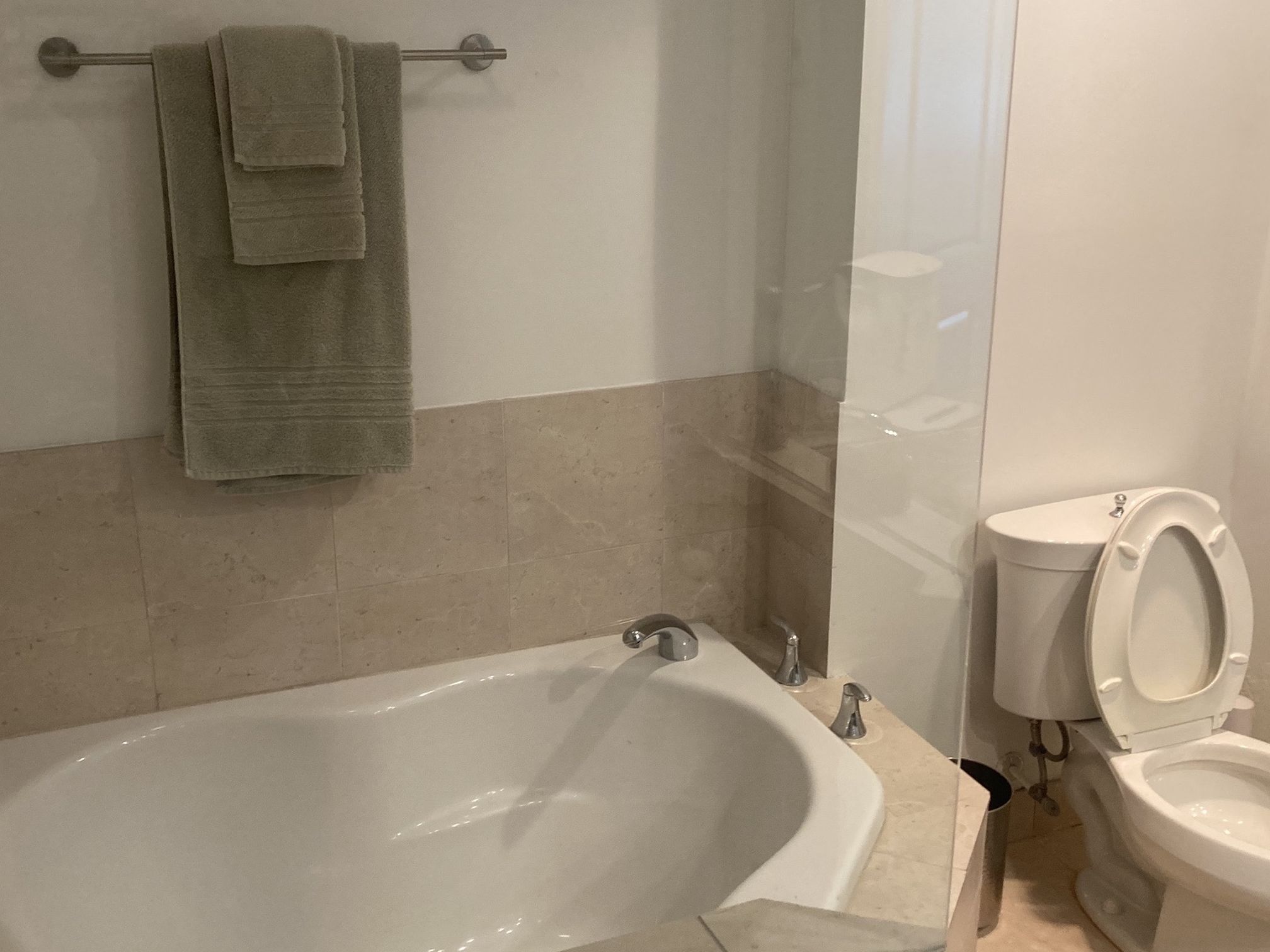 White Kohler drop in bathtub non-jetted.