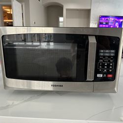 TOSHIBA Countertop Microwave Oven for Sale in Portland, OR