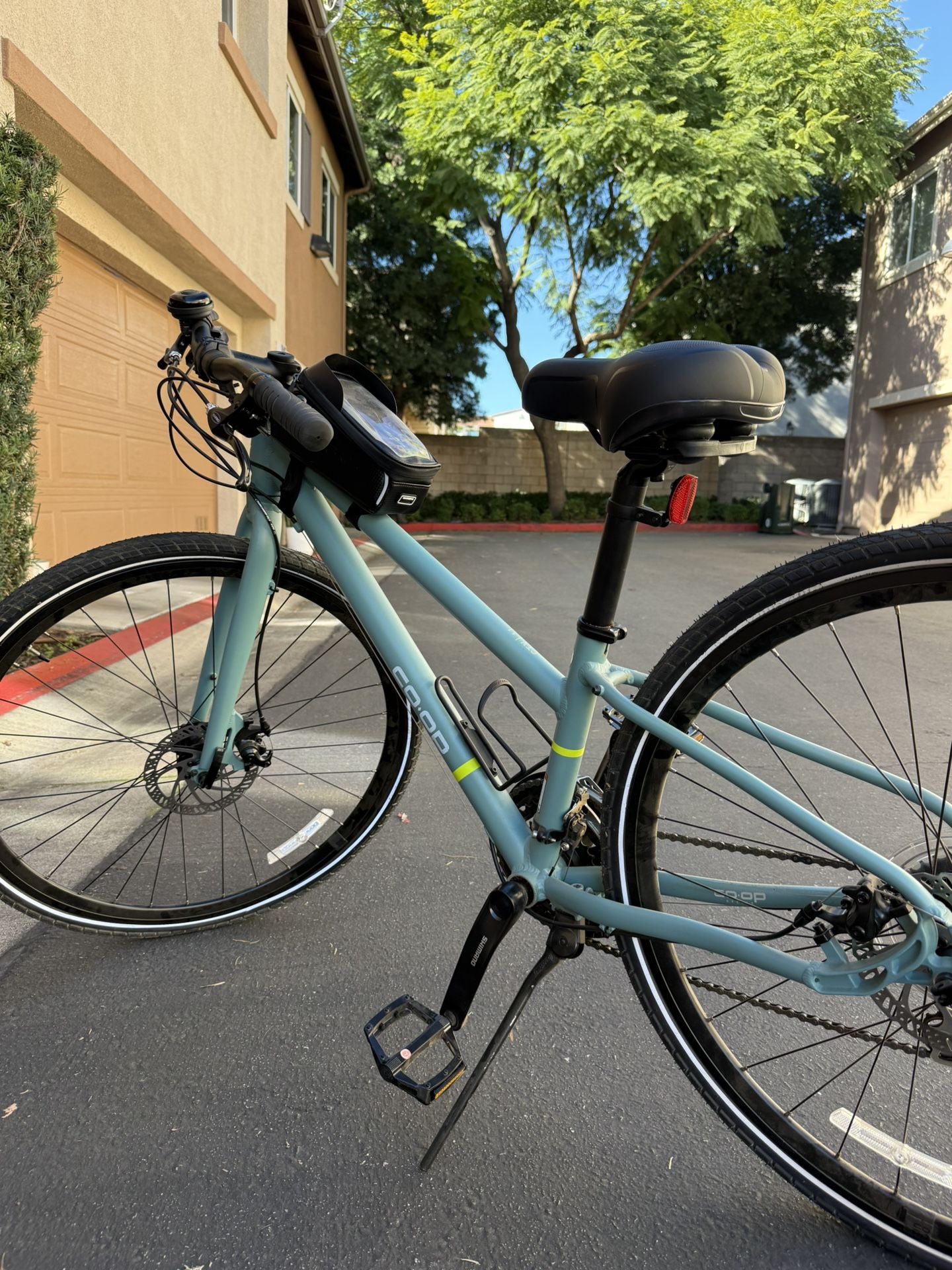REI hybrid bike ( Free handlebar bag)