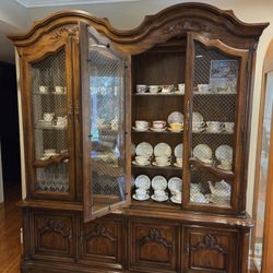 Thomasville China hutch !!! Great Condition 