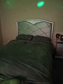 MOVING Queen bedroom set