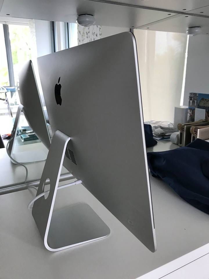 21.5” iMac OS 10.13.6 with Keyboard and Trackpad