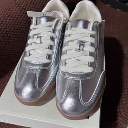 New sneaker women’s size varies