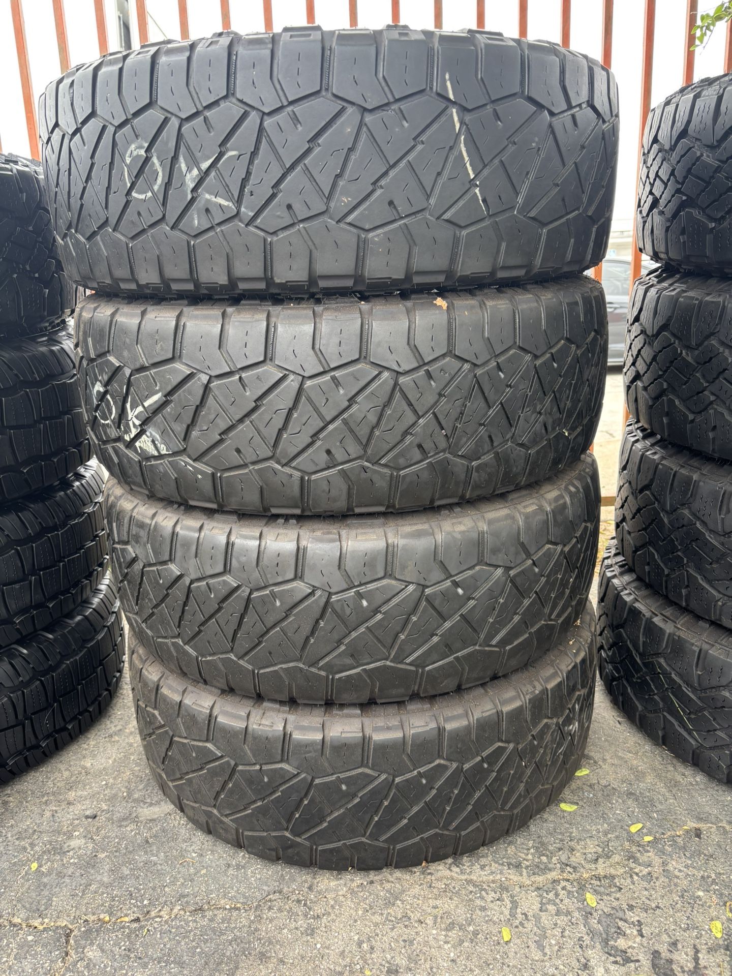 Tengo un Set de llantas, muy buenas ca NITTO RIDGE GRAPPLER LT 275/65R20 instalación y balanceo por el mismo precio $290