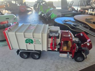 Loading garbage truck 🚚