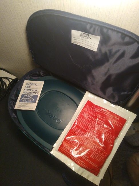 Pyrex Portable Hot Dish With Insulated Case!