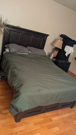 Full bed set (Real Wood). Cama completa  (De madera )