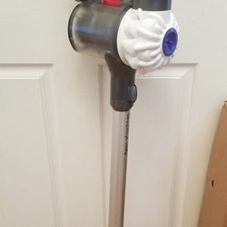 CORDLESS  DYSON  VACUUM  , AMAZING POWER SUCTION. , WORKS EXCELLENT. , IN THE BOX. ,  $60 Fuji