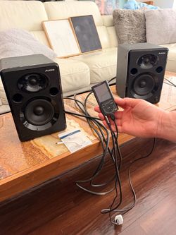Bundle Alesis Elevate 5 MKII Studio Monitors + Sony Walkman + Adapters + Bin