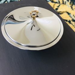 Vintage Antique. Round metal bowl with lid. Like new. Diameter 11.5”.  Hight 4” with no lid on. Hight 6.5” with lid on - up to the top of the handle.