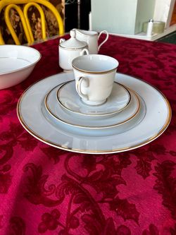BRAND NEW ARGENT BY FOUR CROWN  DINNERWARE SET