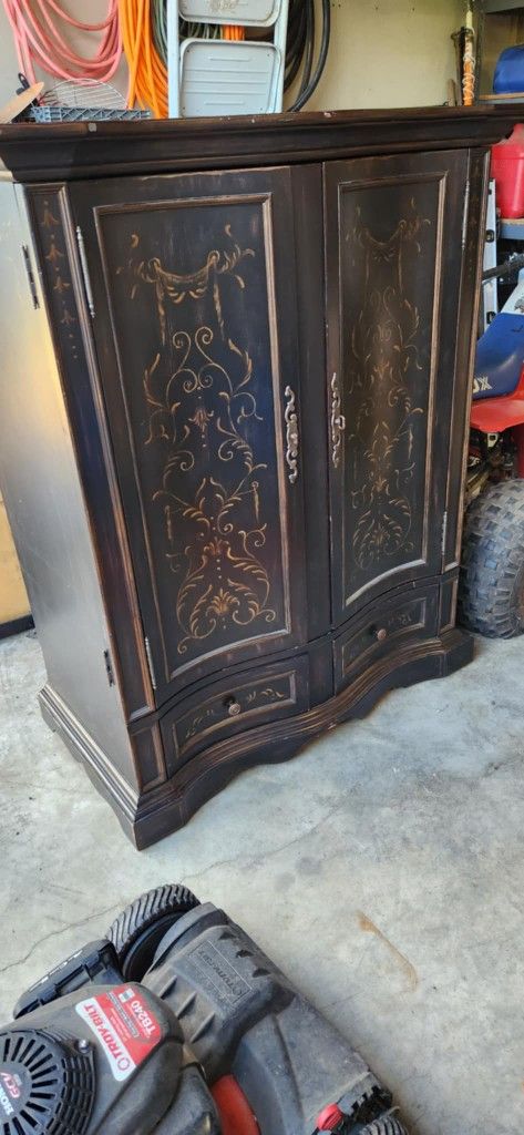 Seven Seas by Hooker Furniture Armoire/ Storage Closet
Beautiful Armoire / Storage Cabinet TV STAND made by Hooker Furniture. Seven Seas Collection.