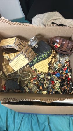 Huge lot of pyrates megablox figures/mismatched/some complete/pieces