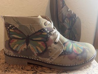 New Goby Boots Size 6 1/2