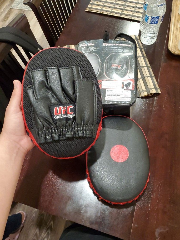 UFC PUNCHING MITTS PUNCH MITTS PUNCHING BAG WEIGHTS SPARING MITTS BOXING GLOVES GYM EQUIPMENT WORK OUT BENCH