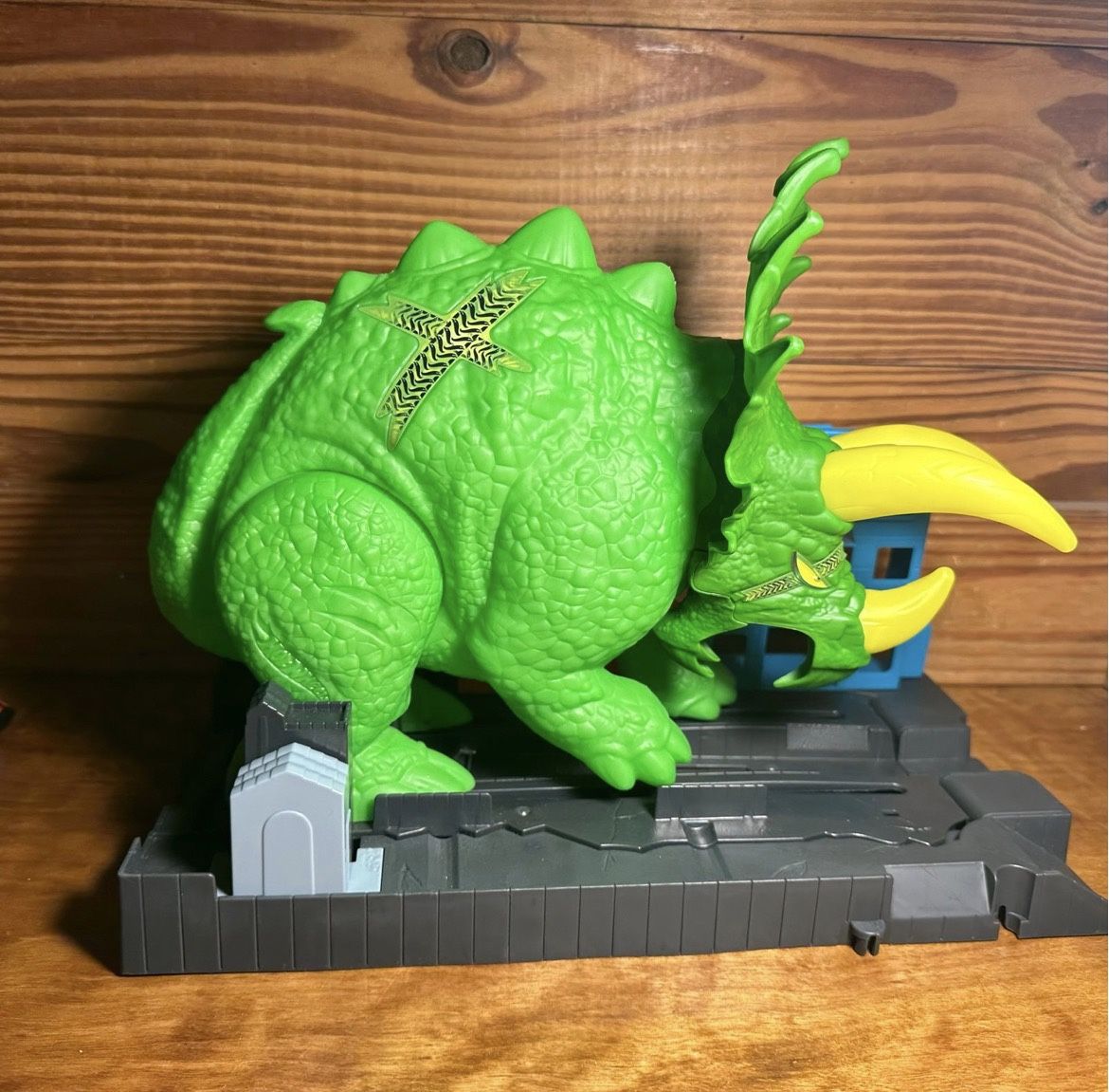 Hot Wheels Track Builder Connectible Dinosaur Triceratops 2018 Used