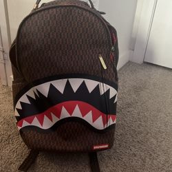 original sprayground book bag,(zipper is broken, could be fixed)