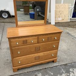 Classic Style Wooden Dresser And Mirror